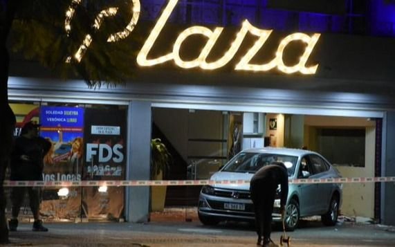 En Mendoza, un auto chocó e impactó en un teatro donde se presentaba Soledad Silveyra: hubo mas de 20 heridos