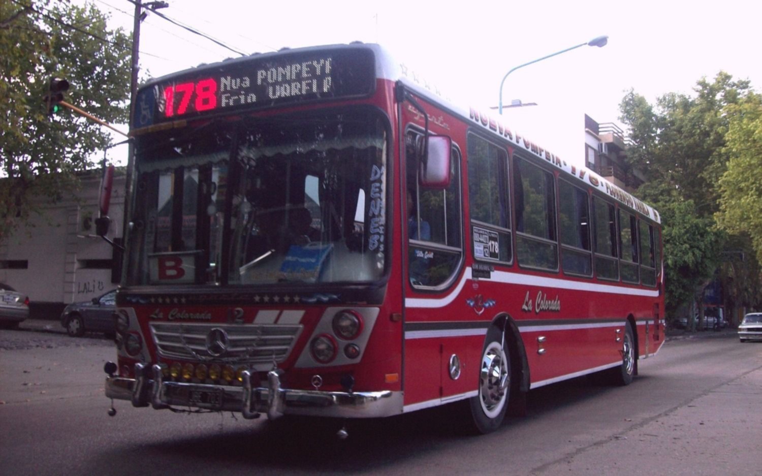 Apuñalan a colectivero y terminó chocando