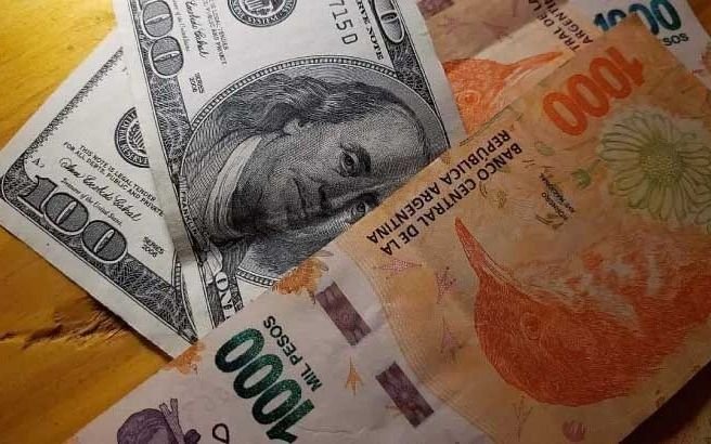 El dólar blue disminuyó 6 pesos y se vende a $267 tras el anuncio de las medidas económicas
