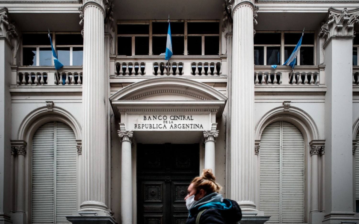 El Banco Central compró dólares por primera vez en el mes y apunta a frenar la sangría de reservas