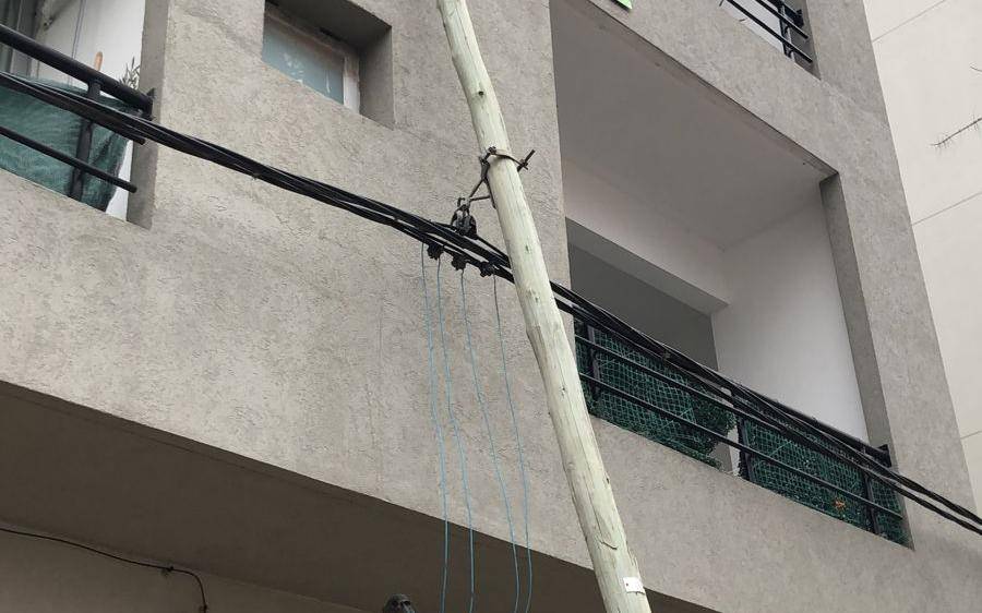 Reclamo por un poste de luz “apoyado” en un edificio