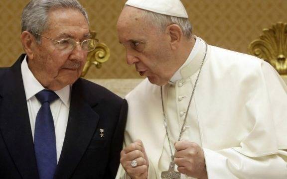 "Lo confieso, con Raúl Castro tengo una relación humana", reveló el Papa Francisco