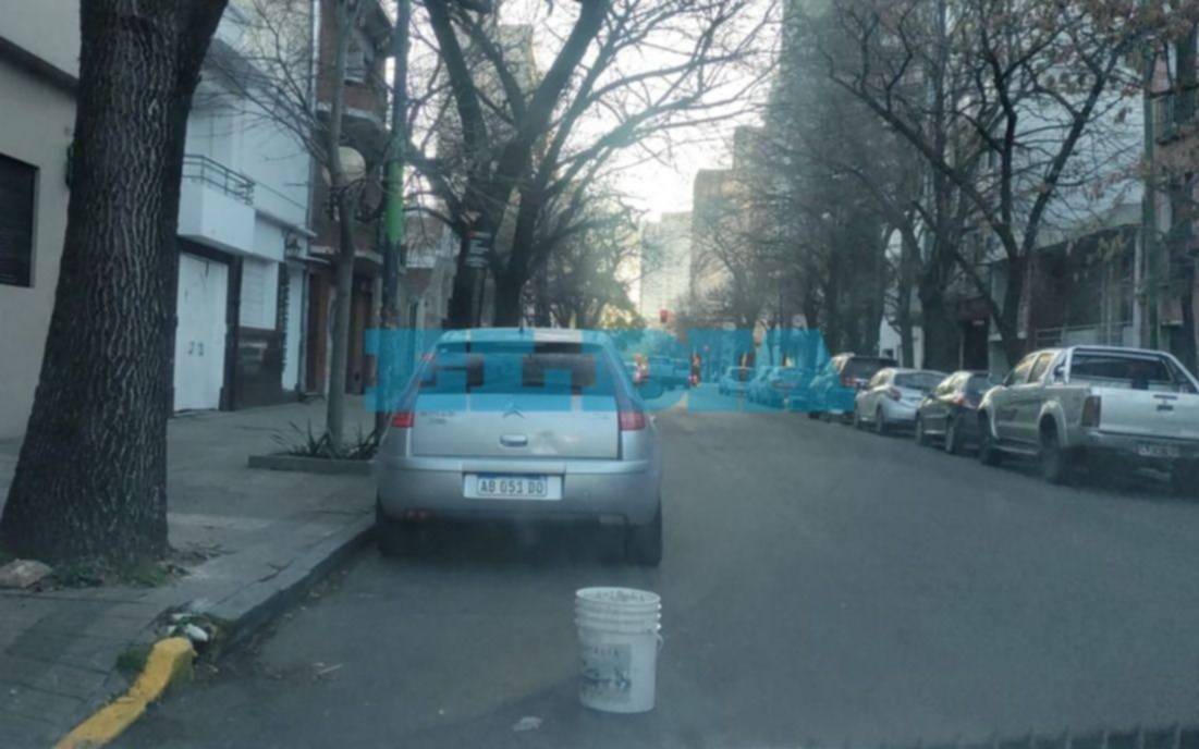 El "estacionamiento exclusivo" de los trapitos, la nueva moda del tránsito platense