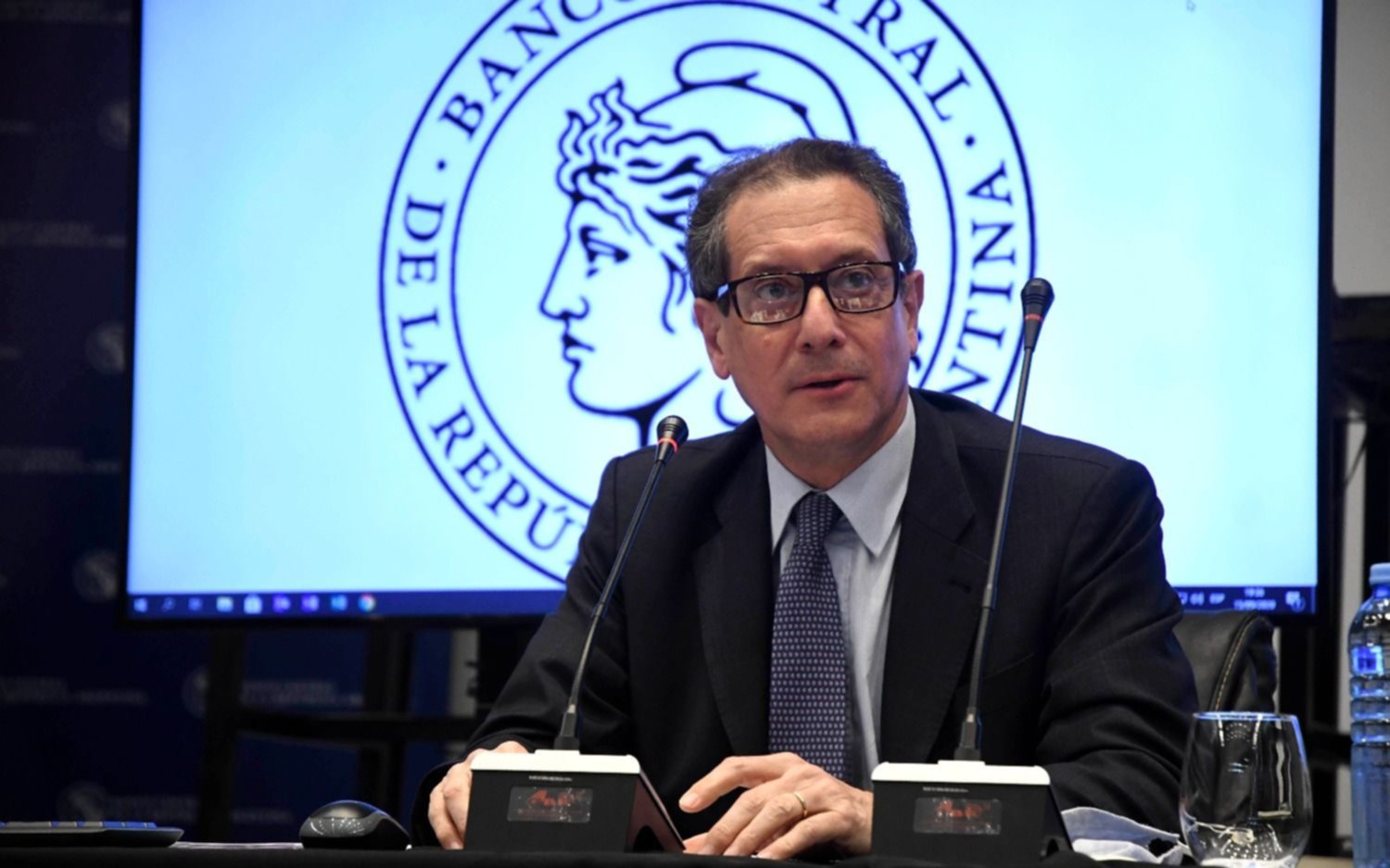 Pesce aseguró que las reservas de dólares "son suficientes" y descartó una "devaluación brusca"
