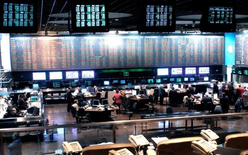 El riesgo país vuelve a superar los 2.700 puntos y las acciones argentinas en Wall Street caen hasta 3%