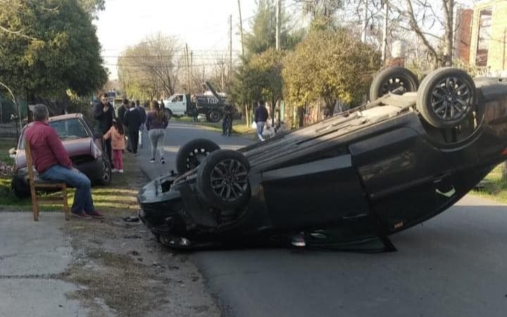 Tarde accidentada en la Ciudad con vuelcos y choque múltiple en cadena con heridos