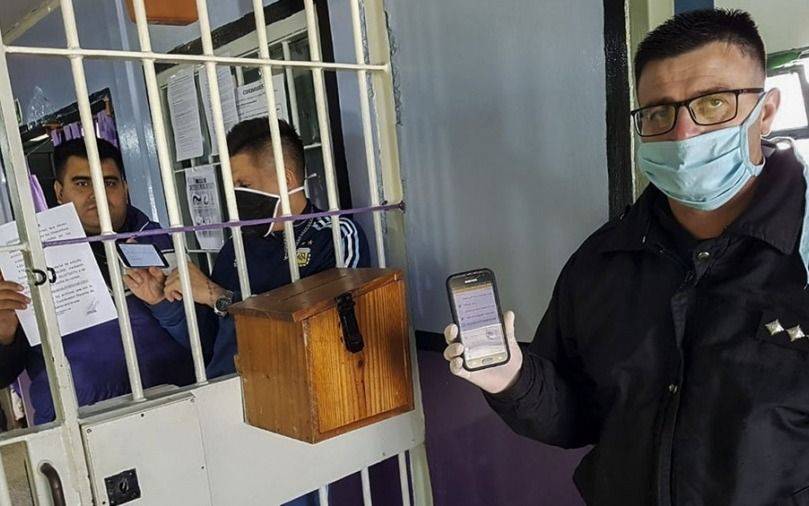 Se reavivó la polémica por los celulares en cárceles: reclamo de la oposición y aclaración del SPB