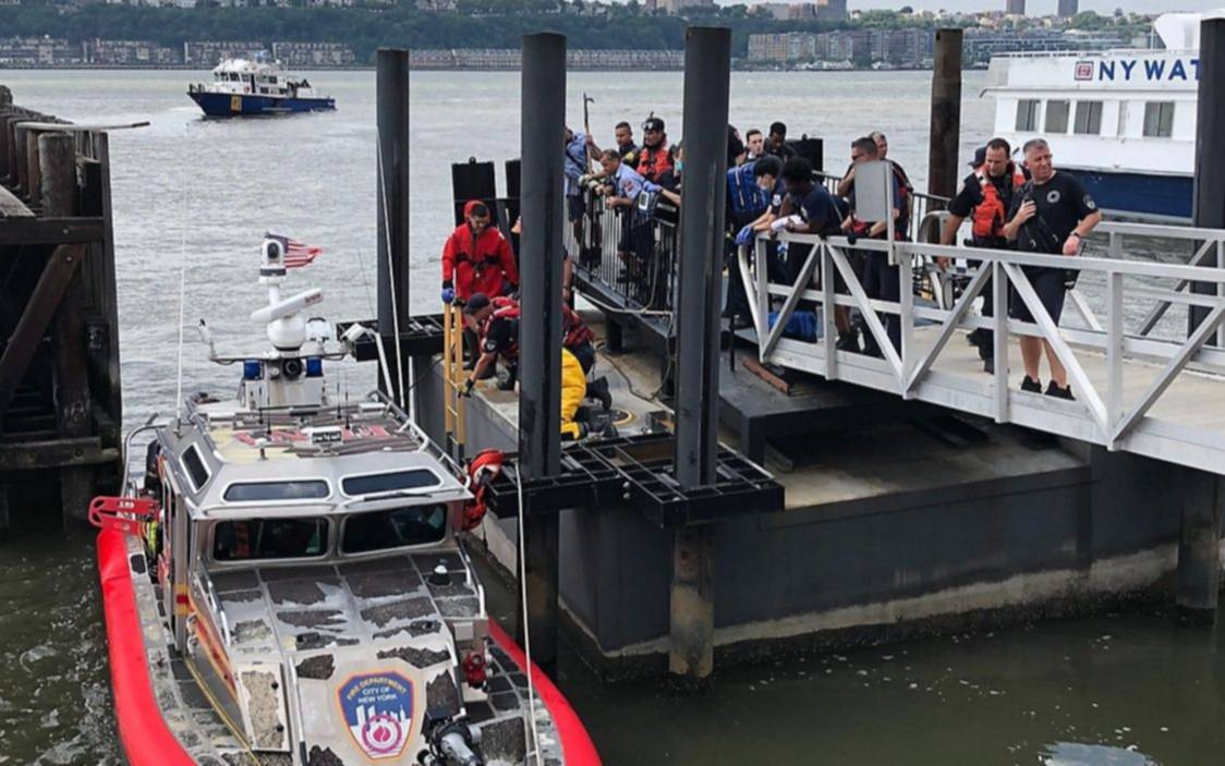 Tragedia en Nueva York: murieron dos personas al volcar un barco