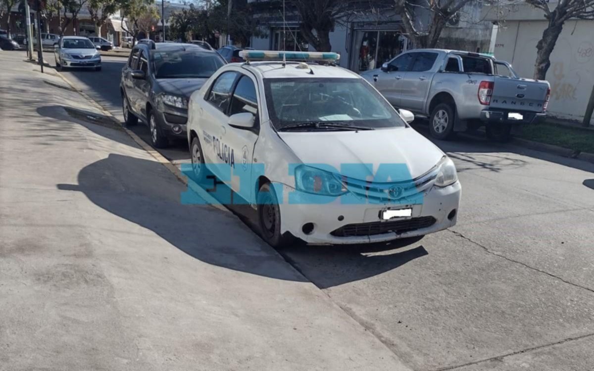 En Villa Elisa, hasta los patrulleros estacionan donde quieren