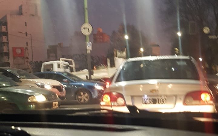 En 1 y 60 no funcionan los semáforos y el tránsito es un calvario