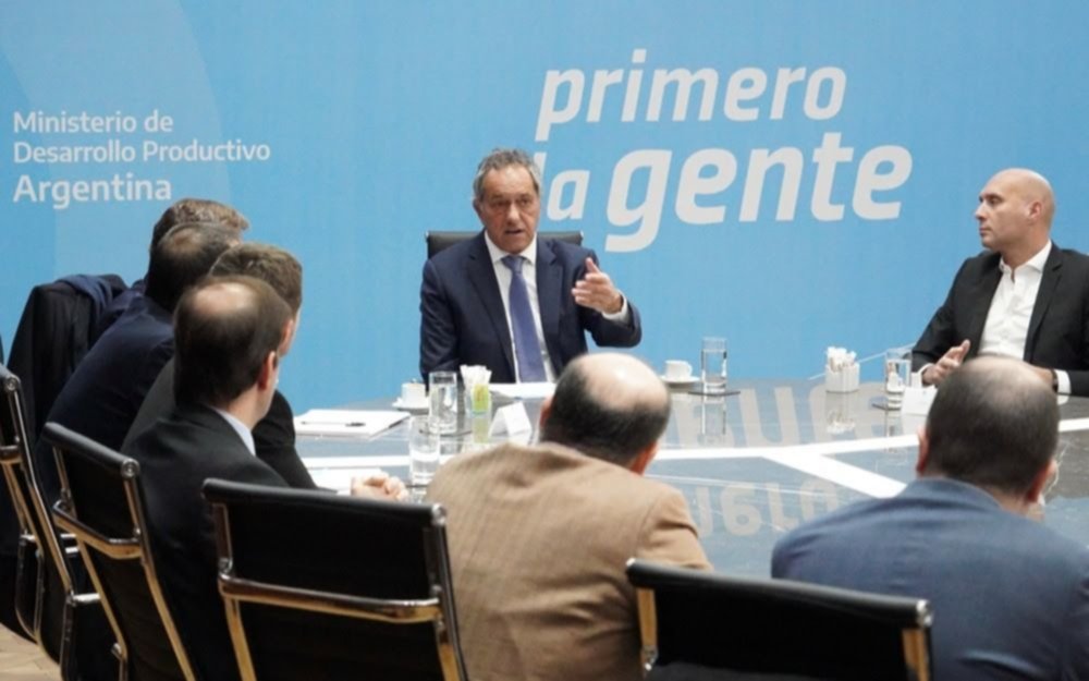 El Gobierno negocia flexibilizar las restricciones sobre los dólares para evitar el desabastecimiento