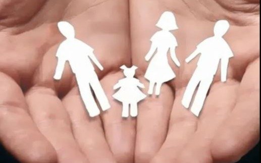 Una jueza falló a favor de la "triple filiación" y un bebé tendrá dos padres y una madre