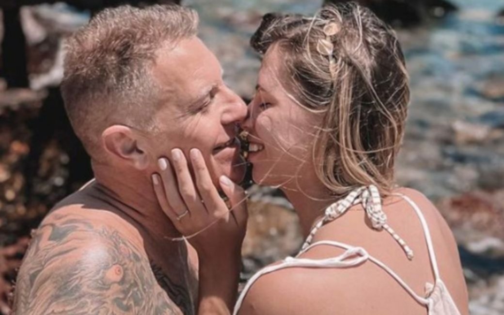 Ale Fantino le propuso casamiento a Coni Mosqueira en una playa paradisíaca