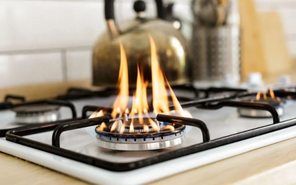 En varias zonas de La Plata se quejan de que el gas sale de color "anaranjado" y "debilitado"