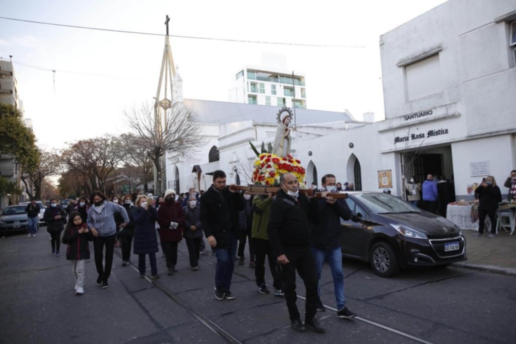 Devoción a la virgen: Rosa Mística convocó en su día