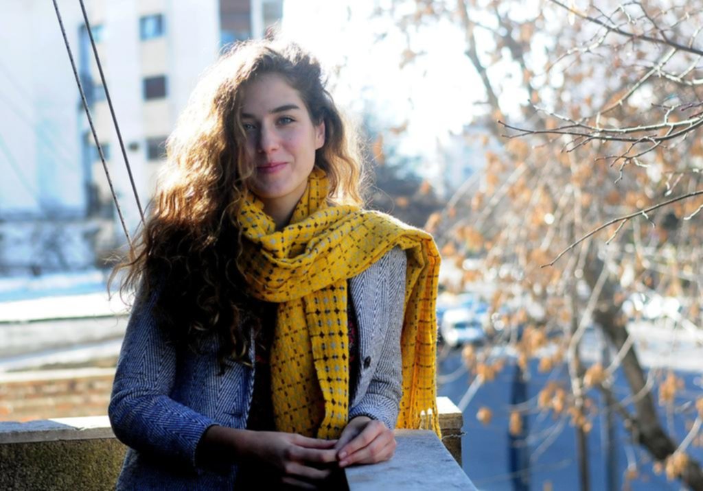 Lara Fichera: subida al tren del jazz, con su voz y el contrabajo a cuestas
