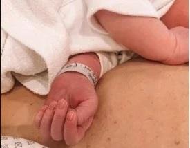 Nació Ari, hija de Stephanie Demner y Guido Pella