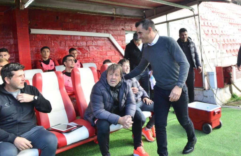 Zielinski fue ovacionado por los hinchas del Pirata cuando saltó al campo de juego