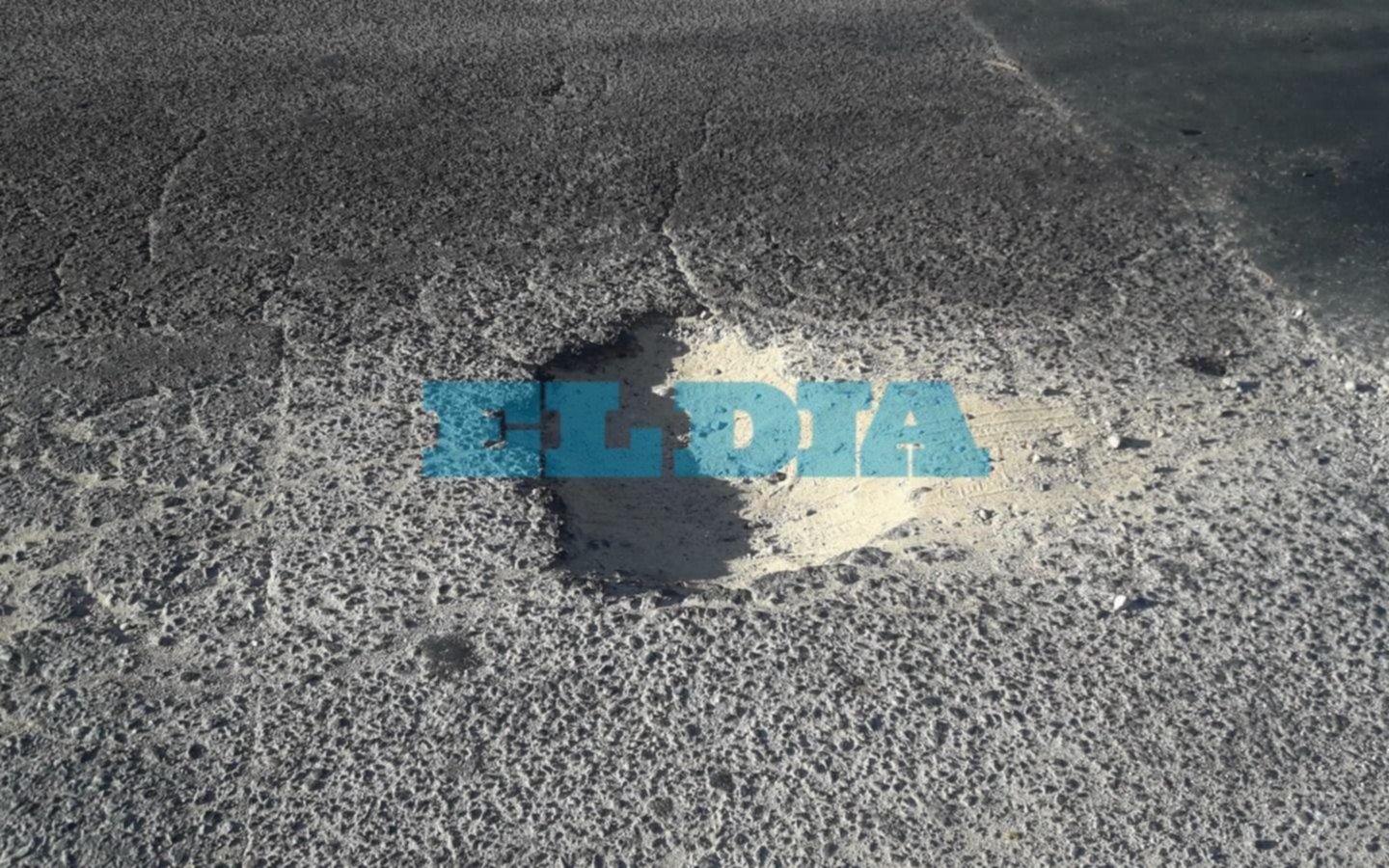 Vecinos reclaman por un pozo profundo en calle 61 y 20