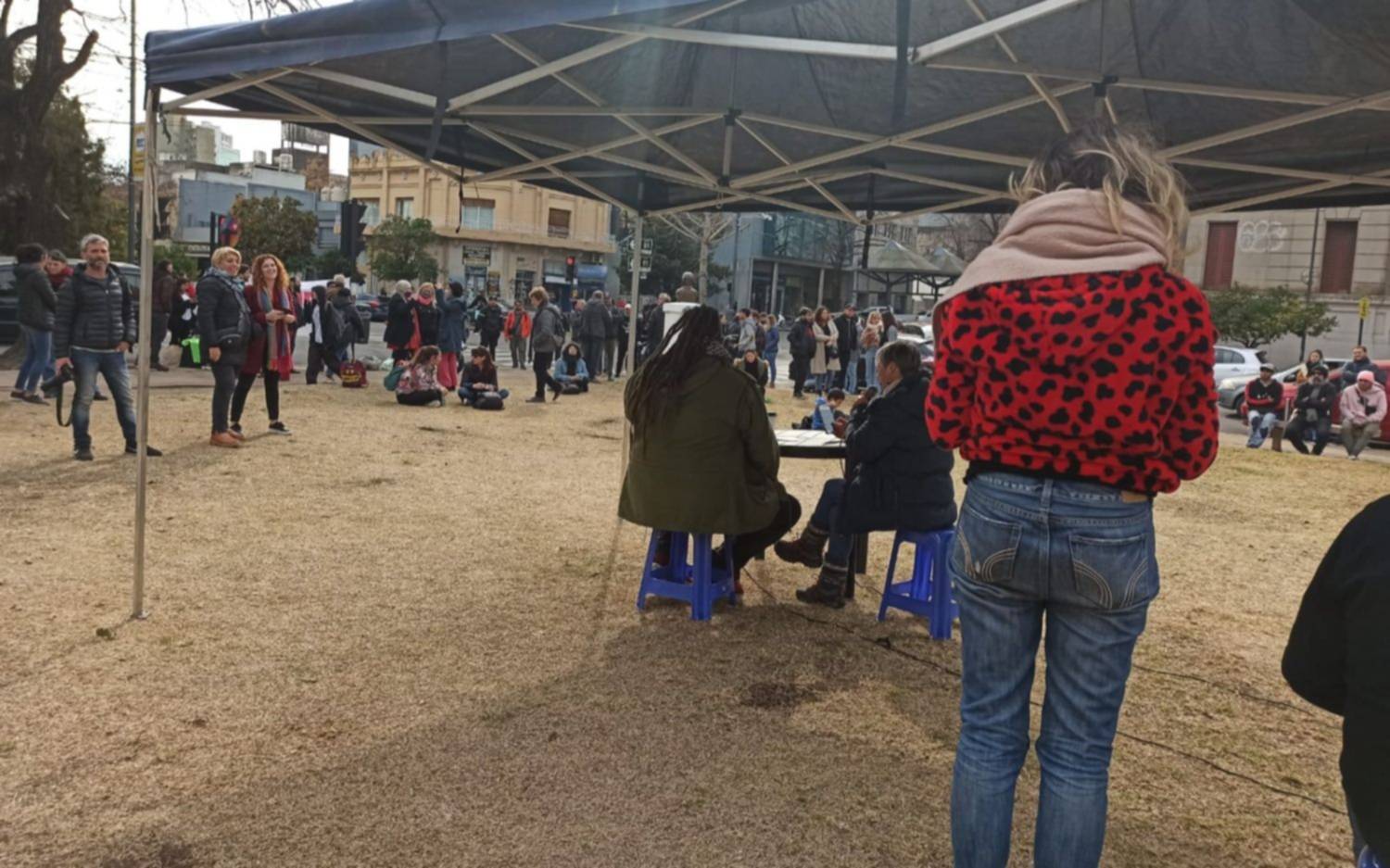 Trabajadores de la cultura realizan un reclamo en los jardines municipales