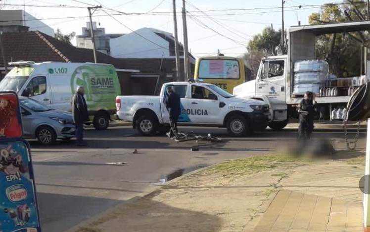Violento choque en La Plata dejó a un ciclista herido tras ser embestido por un auto