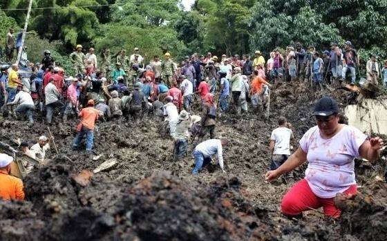 Tragedia en Colombia: murieron tres nenes por un alud en una escuela