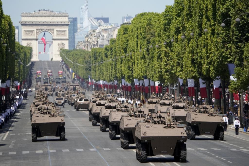 Con un imponente desfile militar, Francia celebró el feriado del Día de la Bastilla