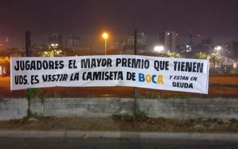 Mas lío: apareció un pasacalle intimidante contra jugadores de Boca en la Bombonera