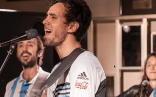 Jugó en River, compartió plantel con Gallardo y ahora canta en una banda de rock