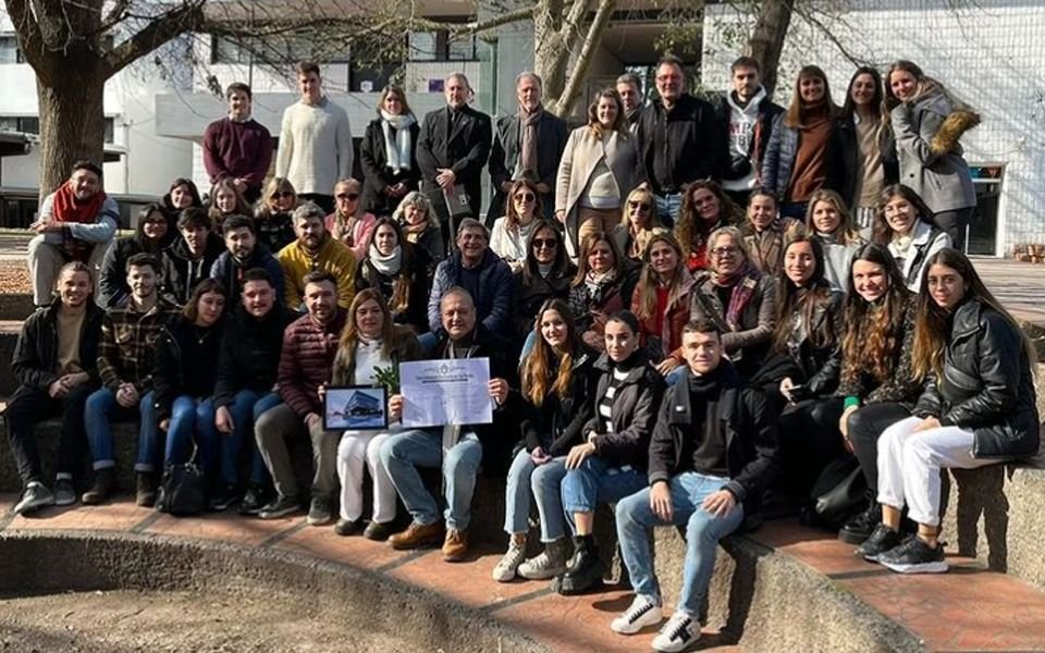 Emotiva entrega del diploma de arquitecta de una las chicas platenses del trágico viaje a Pinamar