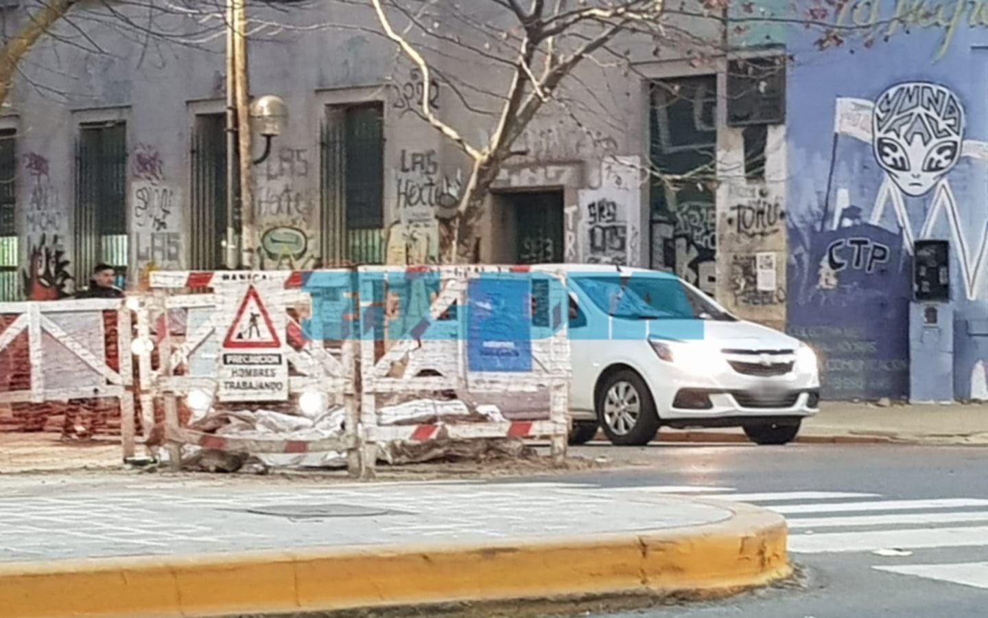 Por un caño roto, no hay agua en 7 y 61