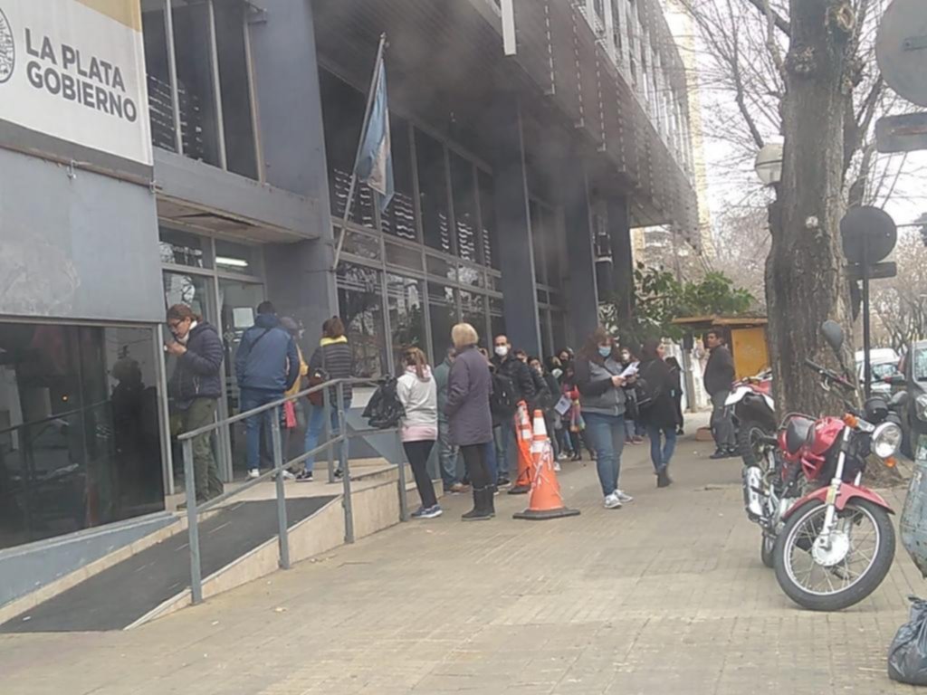 Nuevas quejas por filas interminables en 20 y 50