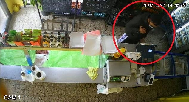 En un descuido, un ladrón robó dinero de una pollajería y terminó “escrachado”