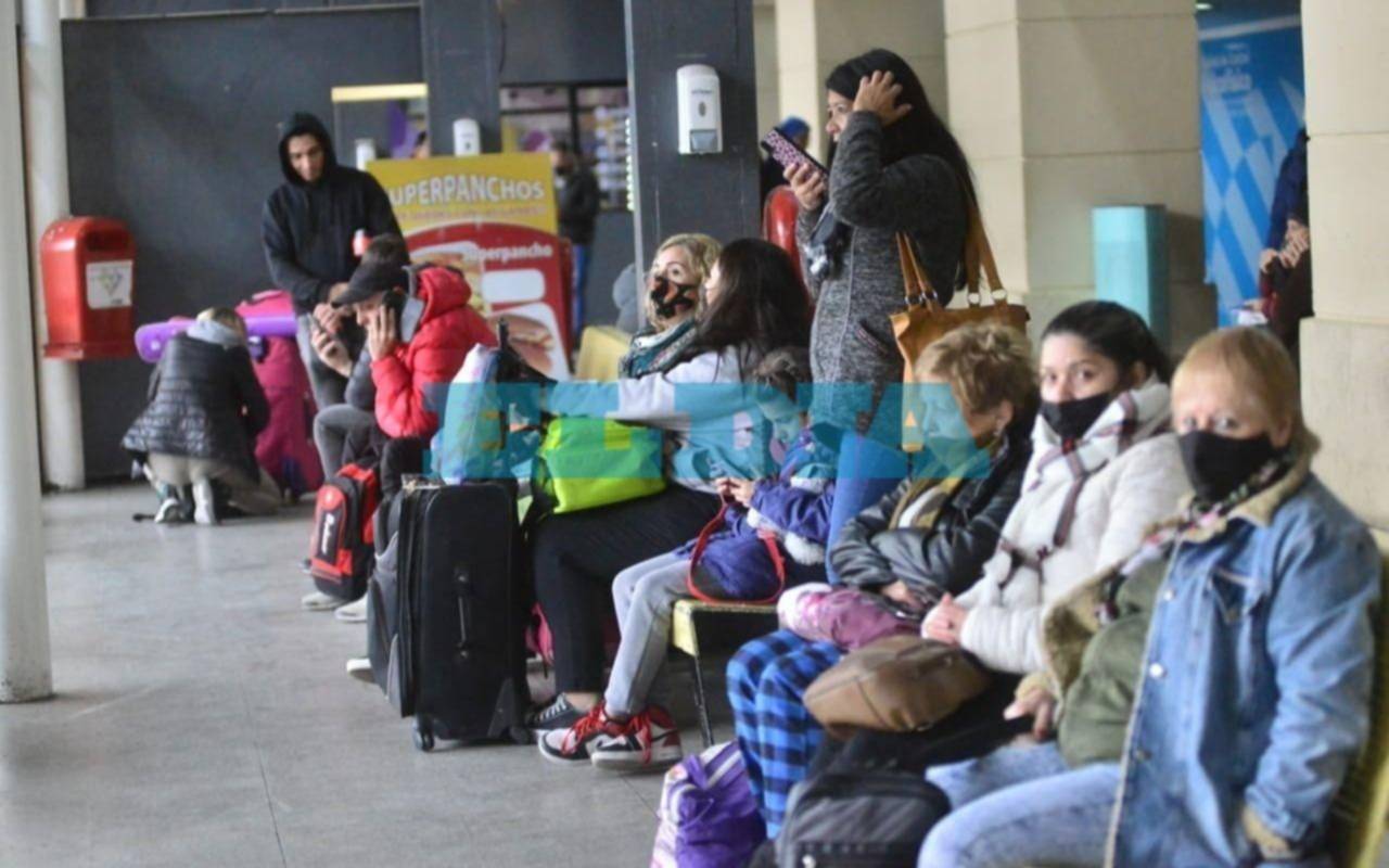Arrancó el éxodo en La Plata por las vacaciones de invierno: intenso movimiento en la Terminal