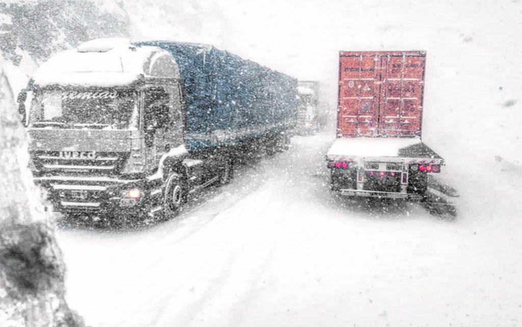 Cerca de 3.000 camiones varados por la nieve