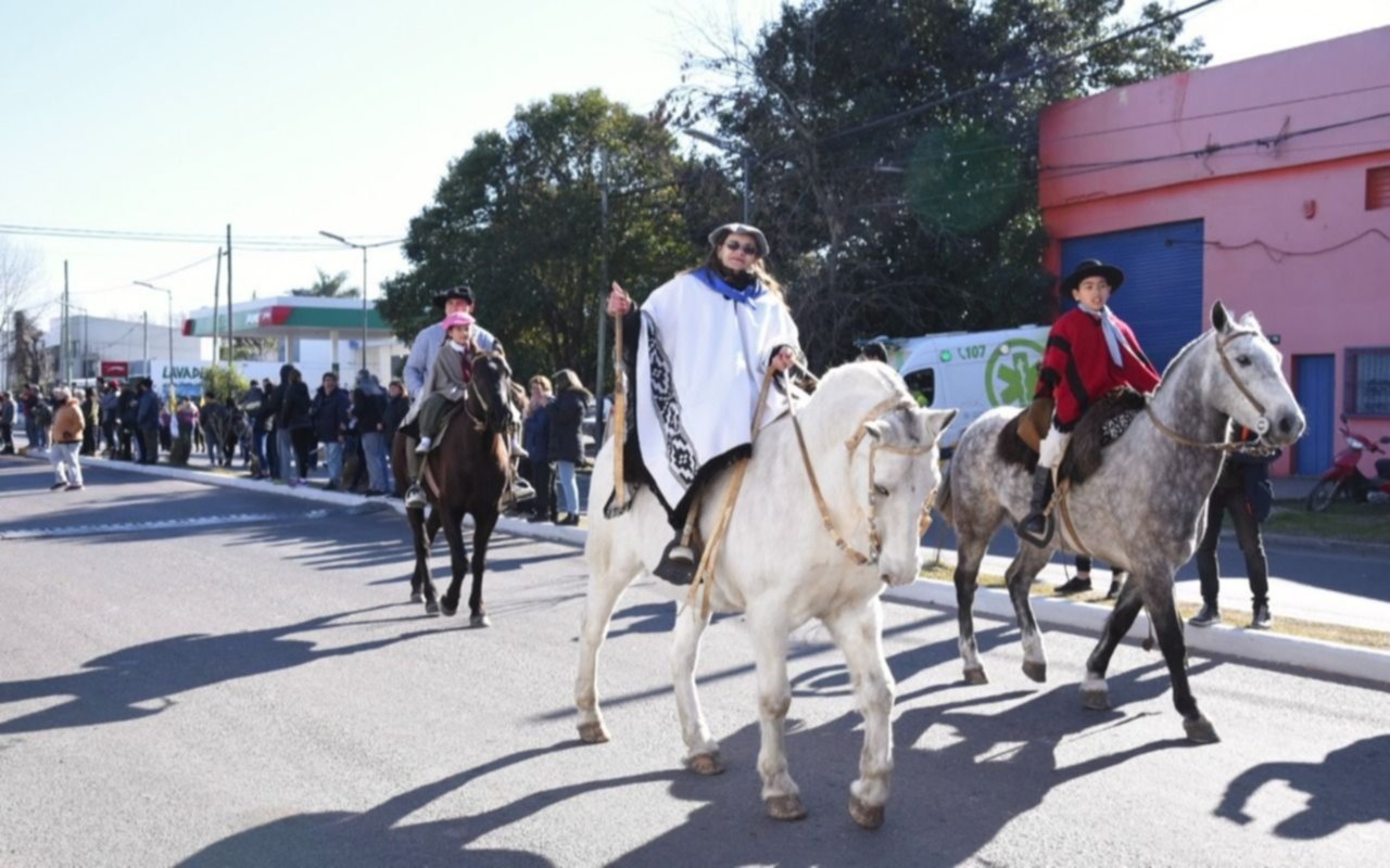 Vecinos de Hernández celebraron 134º años de vida