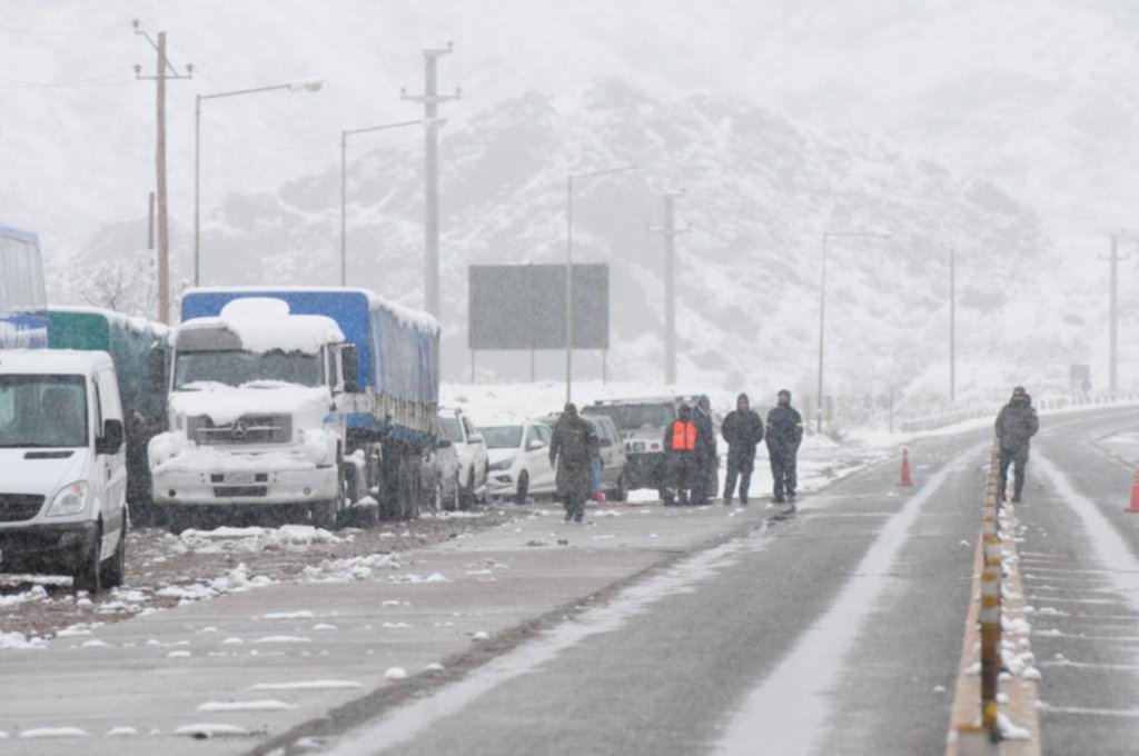 Unos tres mil camiones varados en Mendoza