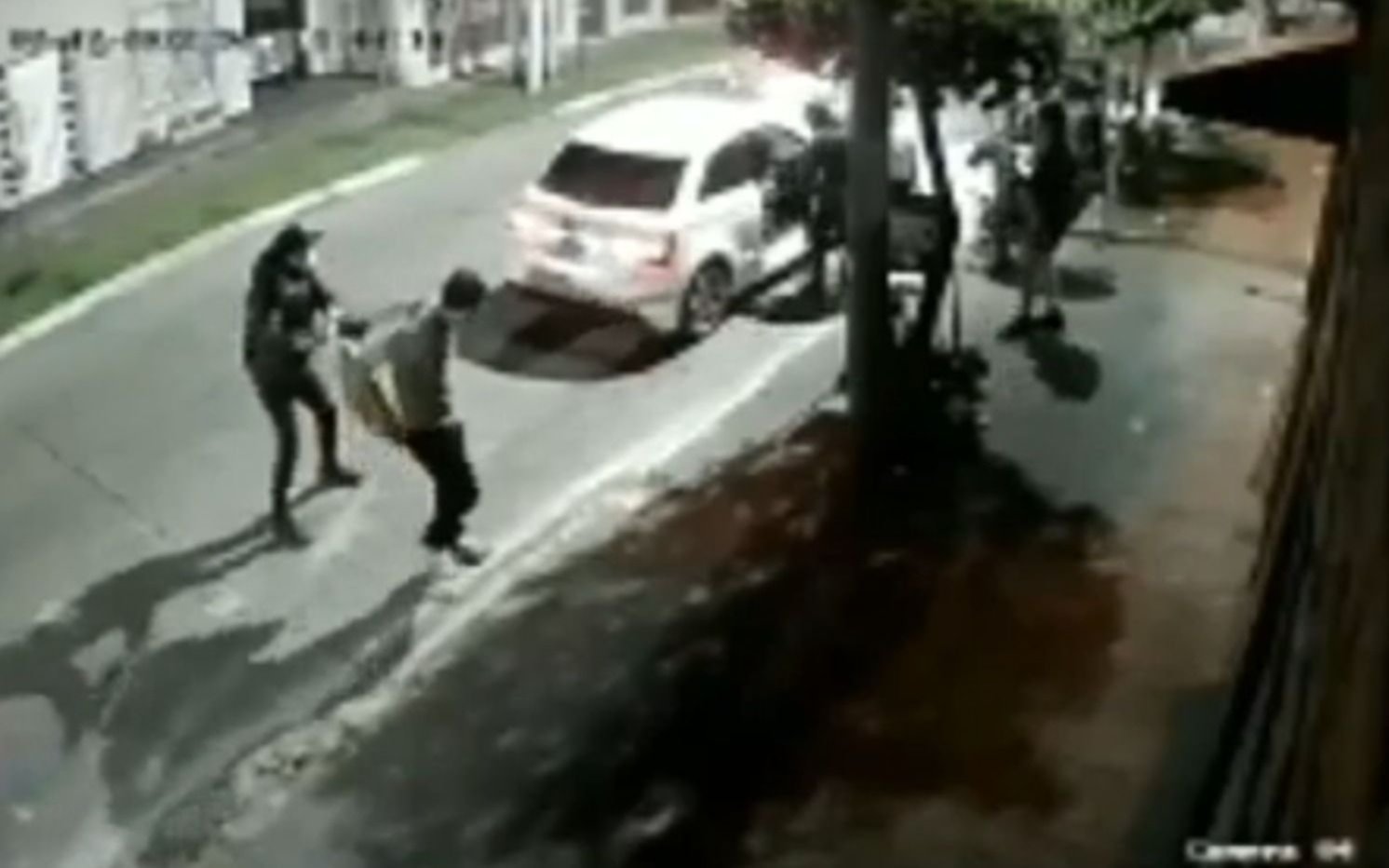  Le cruzaron el auto a un grupo de amigos y les robaron todo