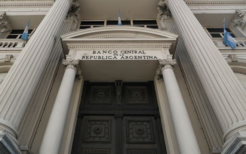 El Banco Central vendió u$s130 millones y volvió a acelerar suba del dólar oficial