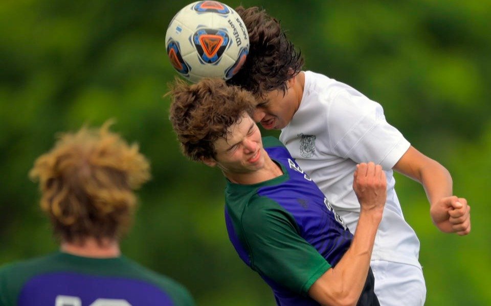 Histórica medida en el fútbol inglés: prohíben los cabezazos en menores de 12 años