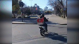 VIDEO. Motos a toda velocidad sobre Plaza Azcuénaga: “Es la ley de la selva”, denuncian vecinos 