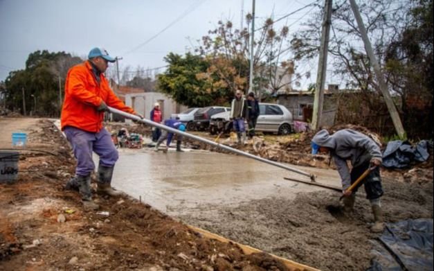 Avanza con obras de asfalto en la Avenida Italia de la Ribera quilmeña