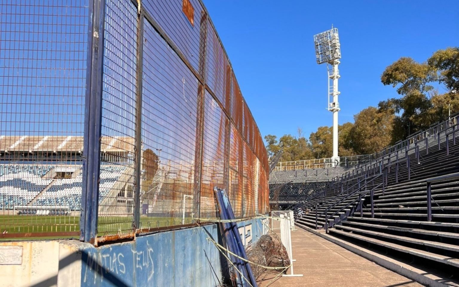 Tareas de remoción de los alambrados de púas en el estadio de Gimnasia: mirá cómo quedó