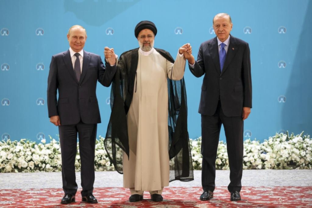 El mandatario iraní recibió a Putin y le dio todo su respaldo