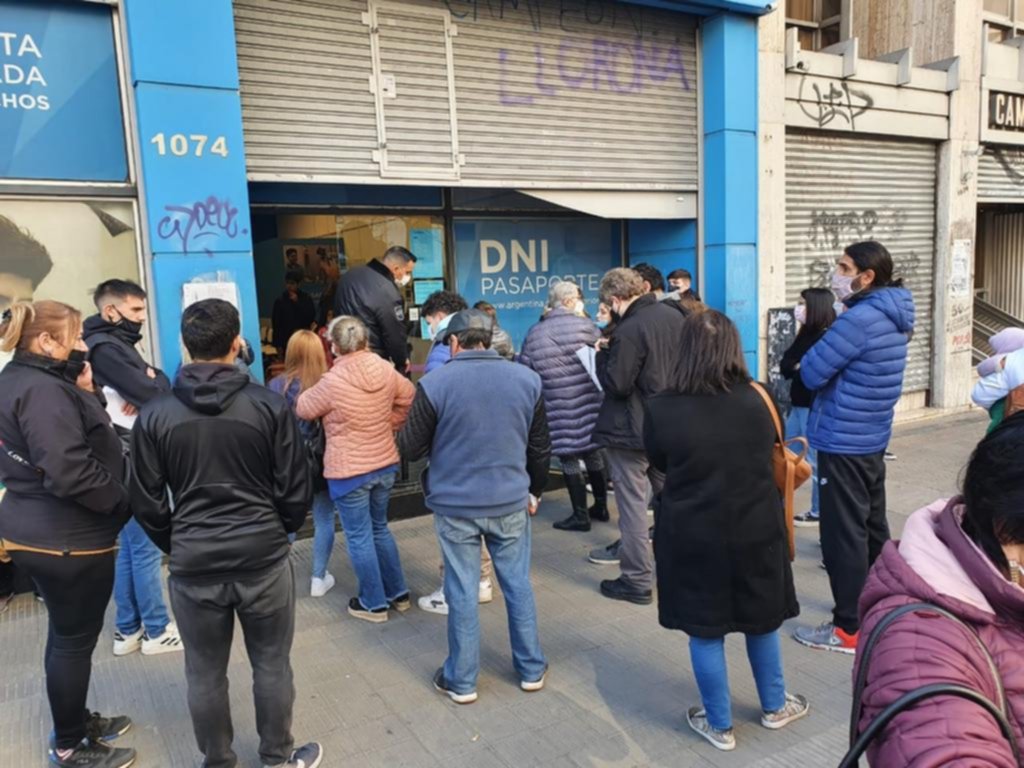 Casi dos horas de cola para gestionar el DNI