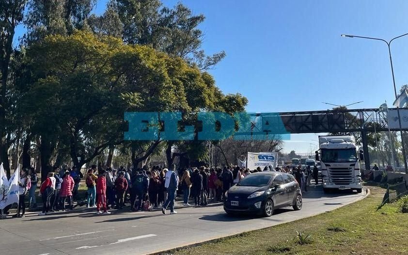Un piquete alteró por varias horas la subida y bajada de la autopista en La Plata