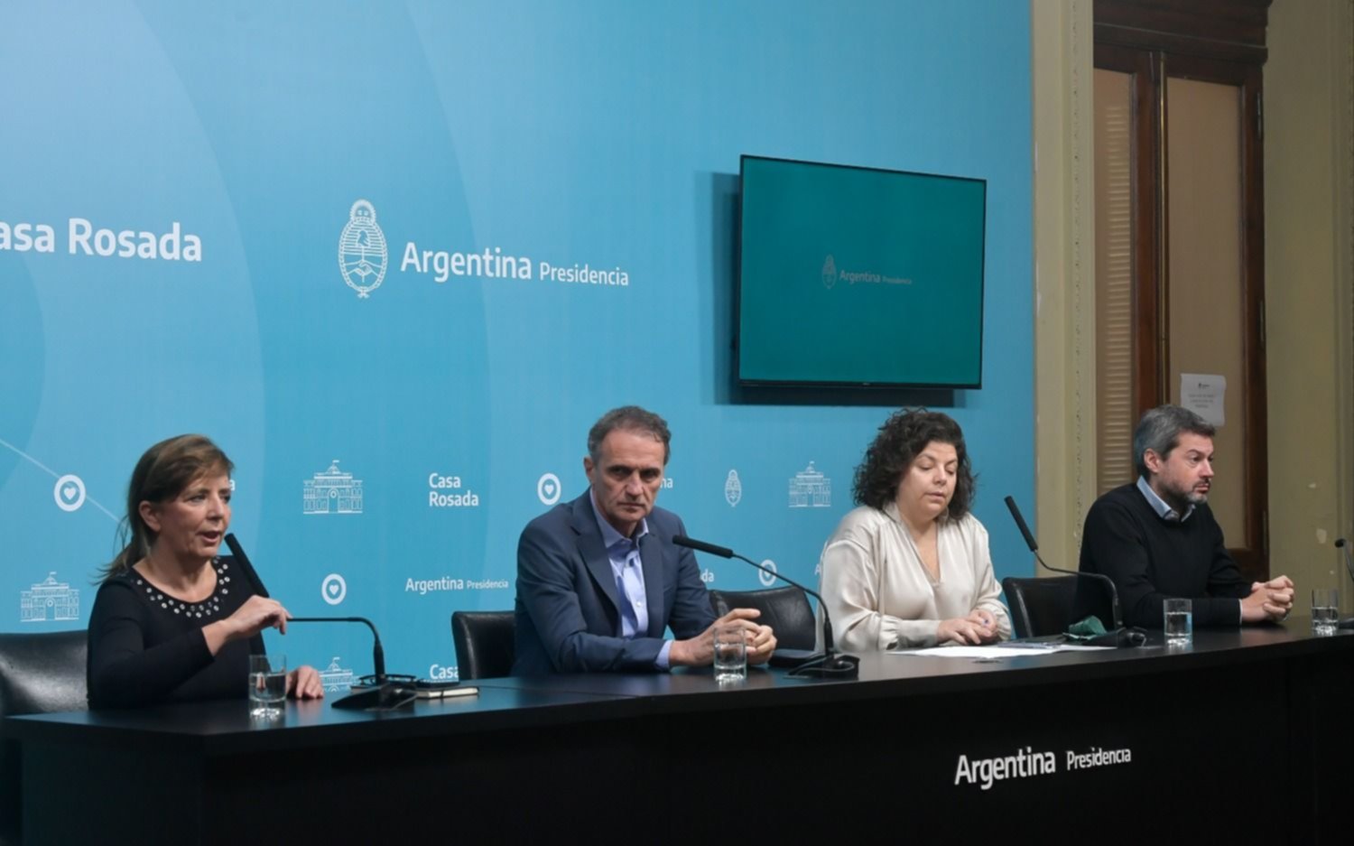 El Gobierno prepara nuevas medidas, entre ellas un dólar diferenciado para los turistas