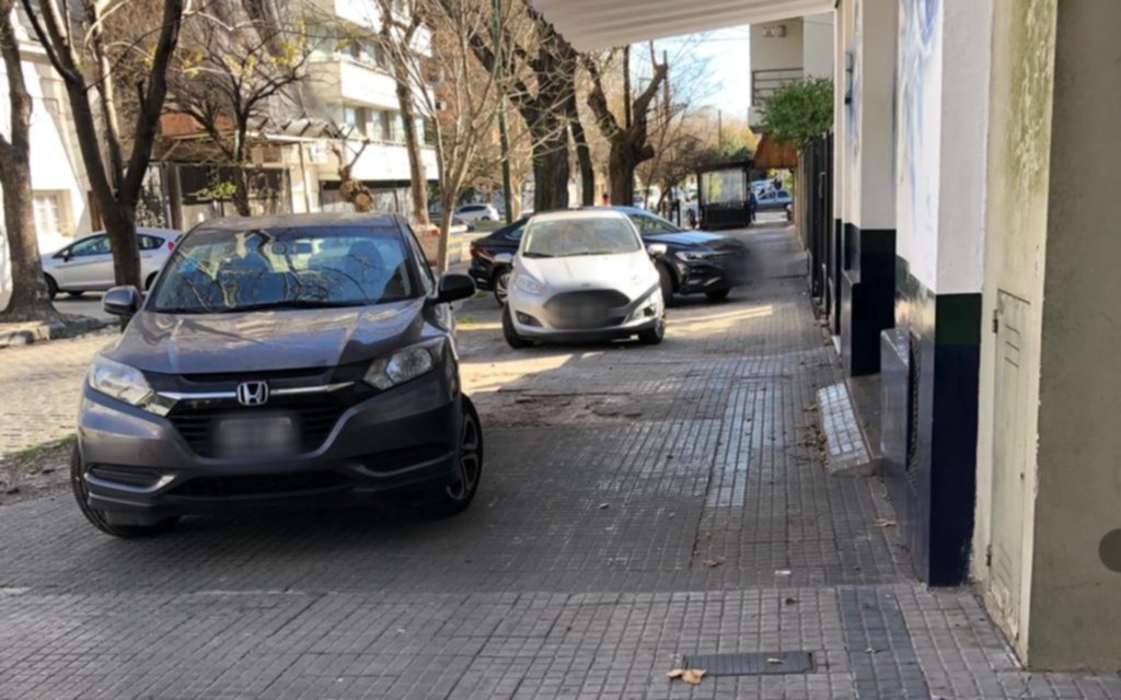 Una mañana a puro "estacioná donde quieras" en Barrio Norte