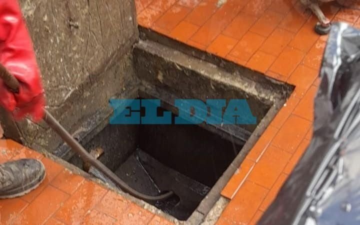 Saturación de cloacas y desborde: la desesperación de una familia de La Loma 