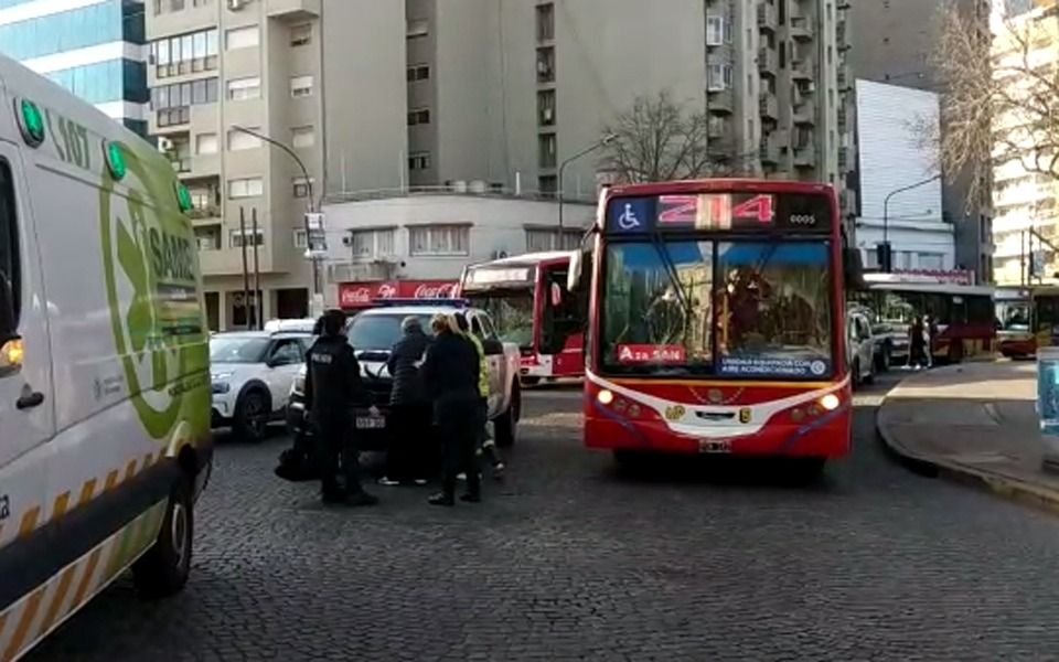 Un micro embistió a una mujer en Plaza Italia: enorme susto y revuelo de tránsito